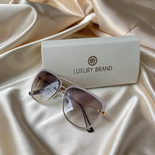 Luxury Rimless Sunglasses: Sleek Sophistication in Every Glance
